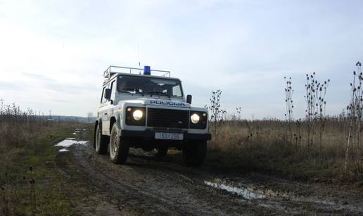 Policajci u terencu po šumi su tražili migrante pa se prevrnuli