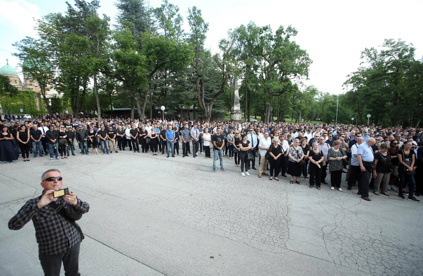 Napisao je 'Već smo u Zagrebu' pa preminuo djevojci u naručju