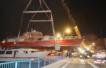 VIDEO: Brod od 18 tona prebacili preko mosta u Omišu, ljudi su se okupili kao da je utakmica