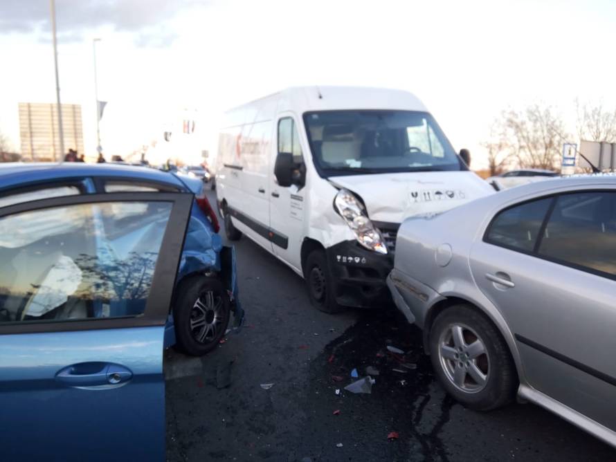 Sudarila se dva automobila i kombi, jedan čovjek je ozlijeđen