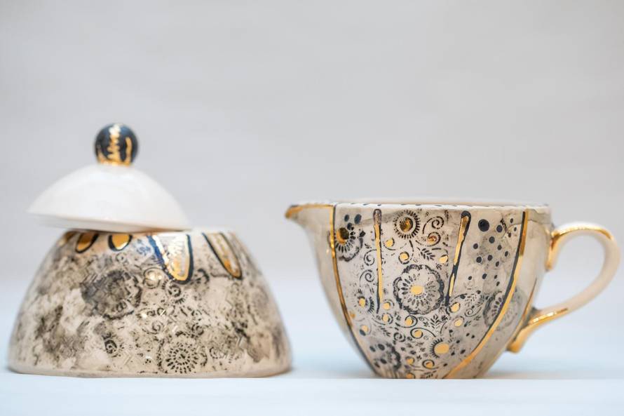 Šalice oslikavam zlatom, a djeca će mi pomogati jer je njihov rad ruku kreativan i posve slobodan