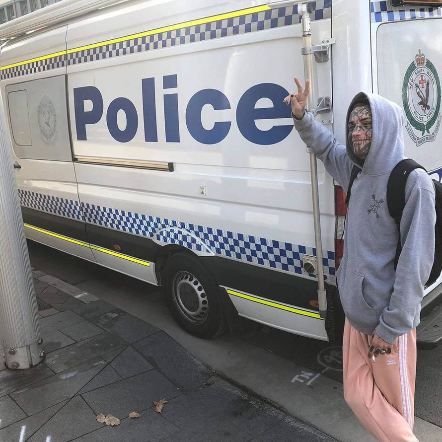 Mladić istetovirao cijelo tijelo: Policija ga traži, on im se ruga