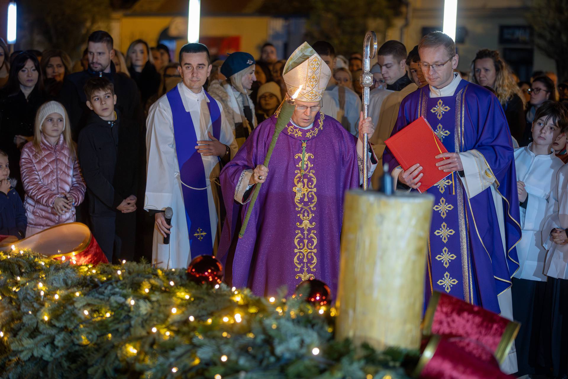 Osijek: Paljenje prve svijeće na adventskom vijencu ispred konkatedrale sv. Petra i Pavla