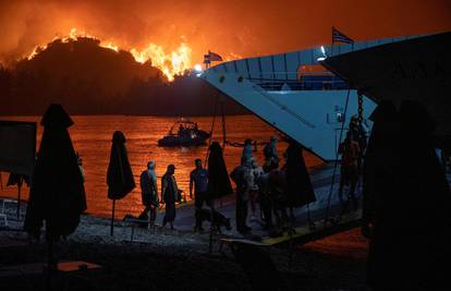 Evakuirali selo zbog požara koji bjesni na grčkom otoku Eubeji