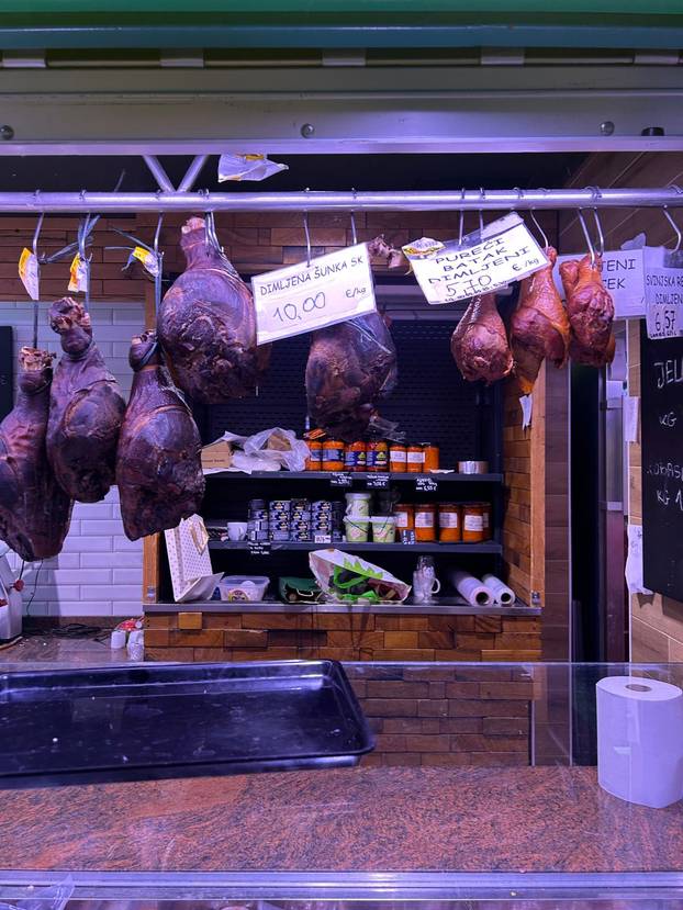 FOTO Građani šokirani! Za kilu janjetine 20 eura, rajčice po 7, a orada na Dolcu čak 28 eura