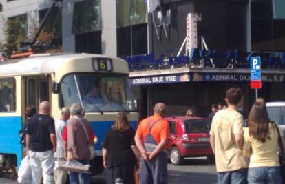 Putnici padali u tramvaju zbog sudara s Renaultom