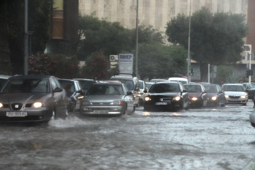 Zagrepčane iznenadio pljusak, tuča i grmljavina poharali Pulu