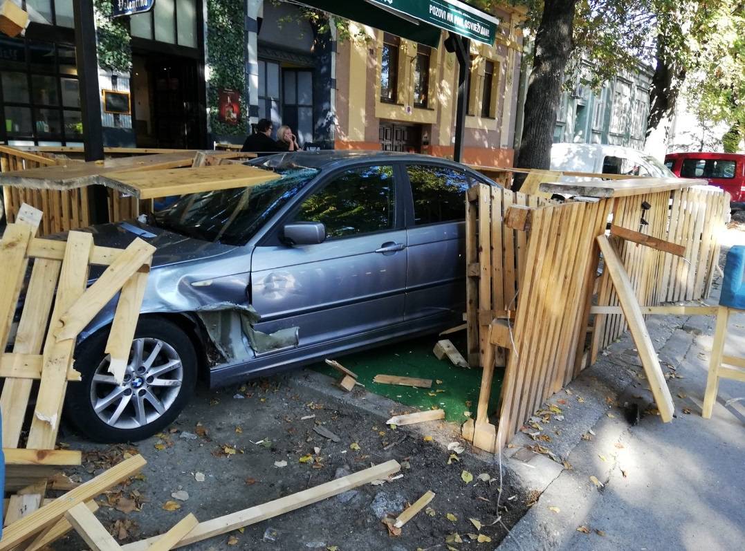 BMW-om pomela terasu kafića, kroz staklo joj se zabila greda