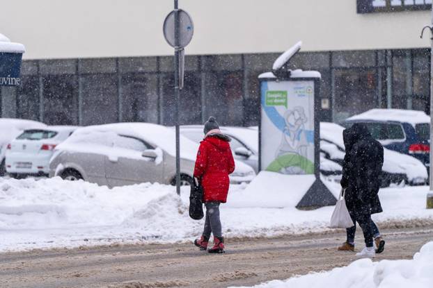 U Gospiću je izmjereno 16 cm snijega