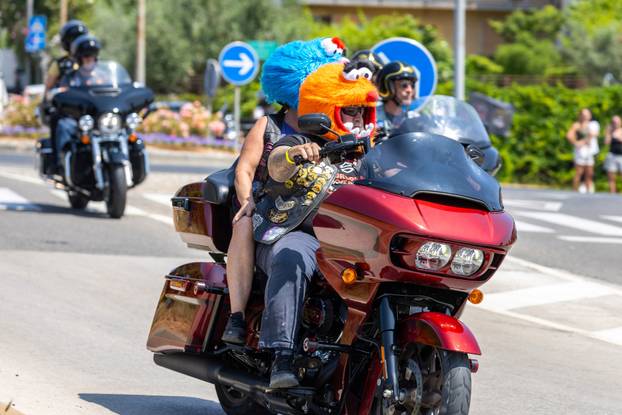 Nekoliko tisuća vlasnika Harley Davidsona prolazi kroz Pulu u defileu