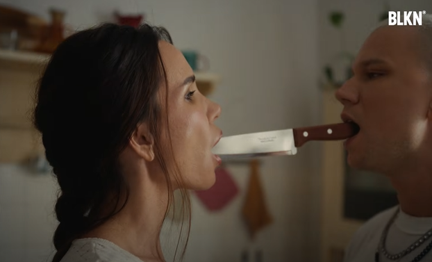 FOTO Relja i Nikolija šokirali publiku bizarnim spotom: 'Pa kao da im držimo svijeću...'