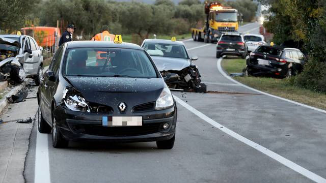 VIDEO Krš i lom kod Šibenika: U prometnoj nesreći sudjelovalo šest auta, nema teže ozlijeđenih