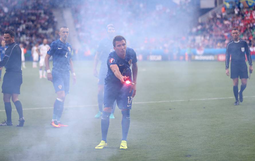 Saint-Etienne: Hrvatski "navija?i" na teren bacili baklje pa se me?usobno potukli