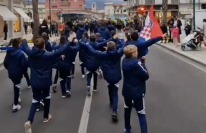 VIDEO Dinamove pjesme orile su se talijanskim gradićem: 'Modri' klinci oduševili sve