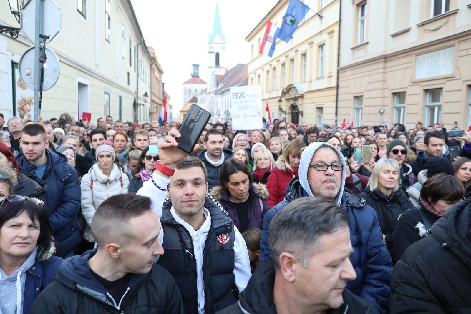 Zagreb: Na Markovom trgu započeo prosvjed za ukidanje CORONA potvrda 