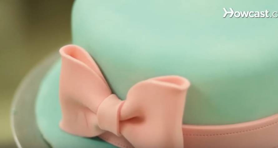 Naučite kako savršeno ukrasiti tortu s fondantom bez greške