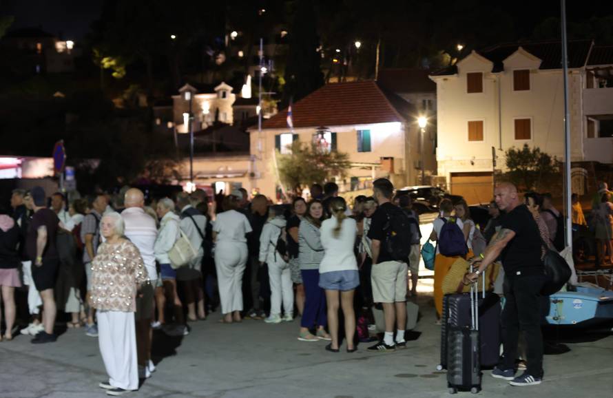 Milna: Zbog požara turisti proveli noć na rivi