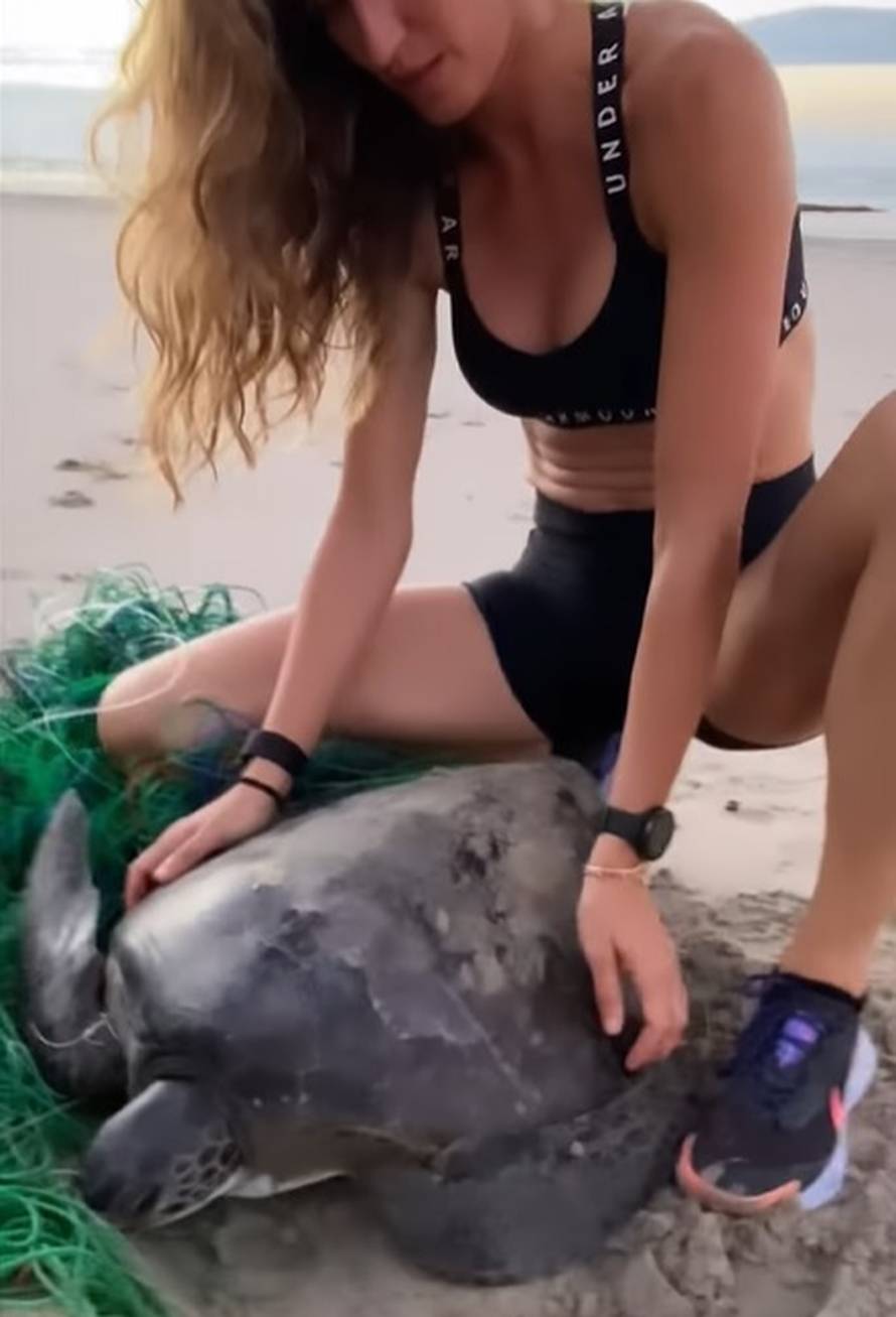 Supermodel superheroj: Spasila je zarobljenu morsku kornjaču