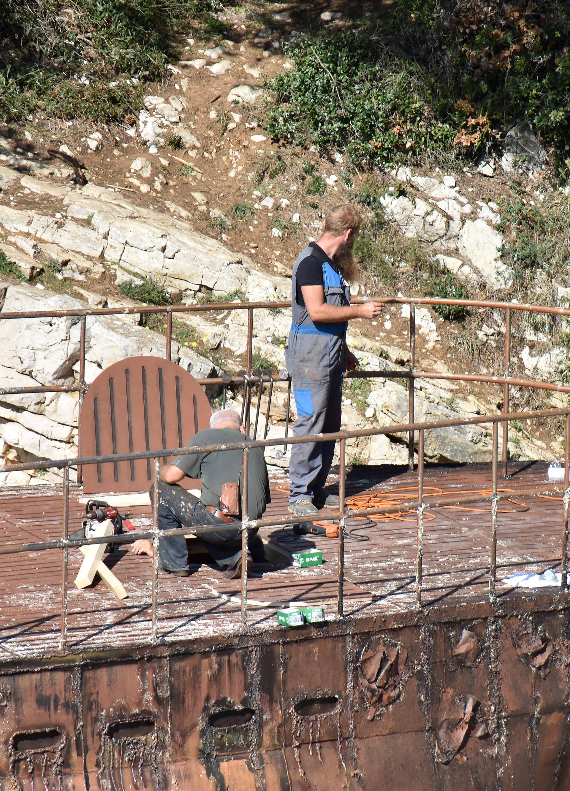 Ratna zona u Puli: Na plažu se 'nasukao' 30-metarski U-boot