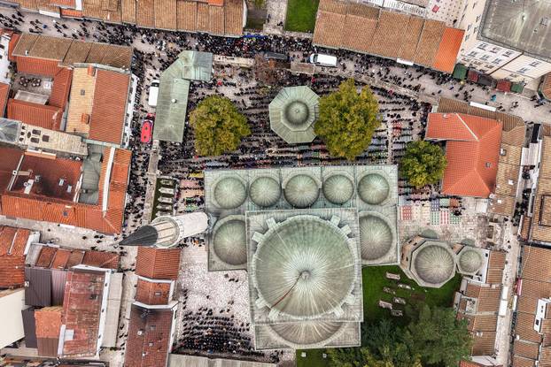 Sarajevo: Pogled iz zraka na dženazu za Halida Bešlića u Gazi Husrev-begovoj džamiji