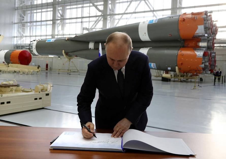 Russian President Putin and Belarusian President Lukashenko visit the Vostochny Cosmodrome