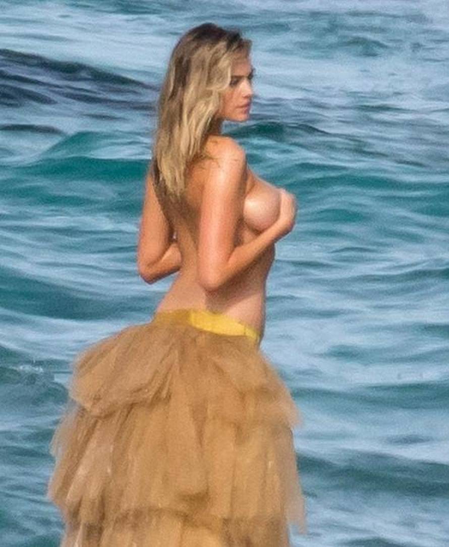 Svi su se preplašili: Pozirala u toplesu pa ju je 'pokupio' val