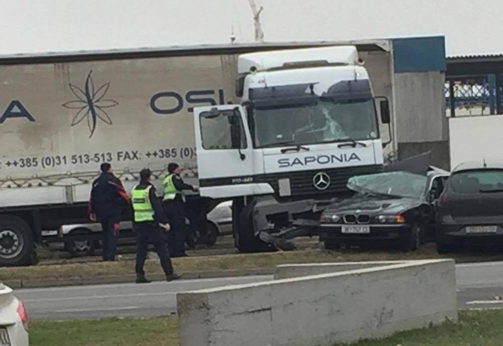 Šleper proklizao pa je zgužvao 4 automobila na parkiralištu