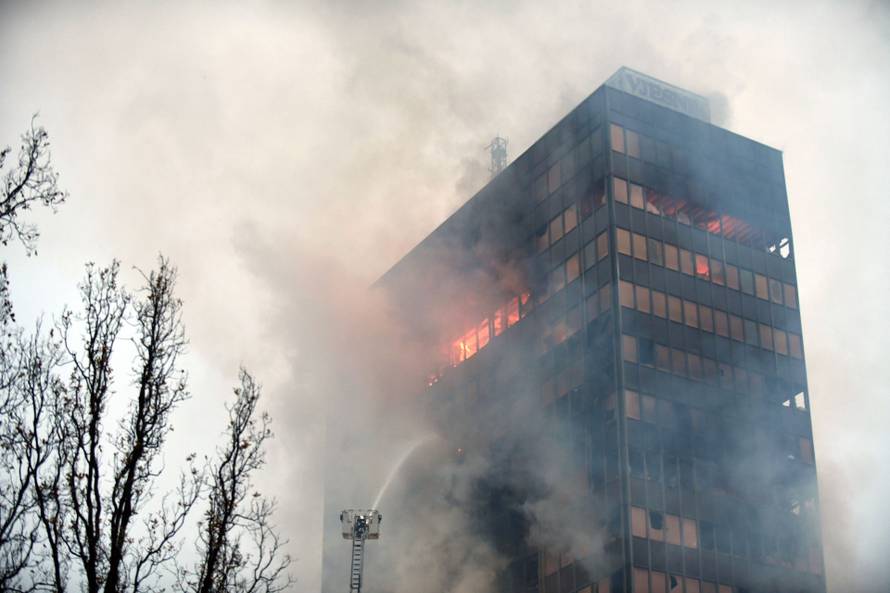Zagreb: Nastavlja se gašenje Vjesnikovog nebodera, teška noć iza vatrogasaca