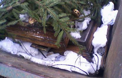 Stari drveni  lijes ostavili u kontejneru pokraj groblja