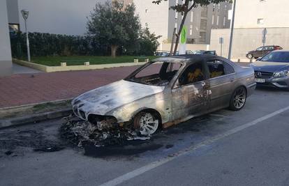 Čula se snažna eksplozija: Na Žnjanu je noćas izgorio BMW