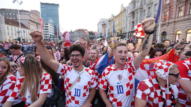 Zagreb: Navijači na trgu čekaju početak utakmice Hrvatska - Španjolska