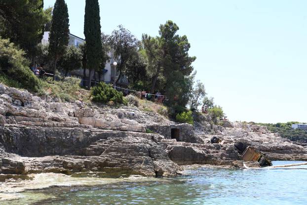 Pula: Kamion za smeće tvrtke Herculanea otklizao u more na Zlatnim stijenama
