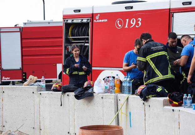 Vatrogasci cijelu noć gasili požar kod Omiša