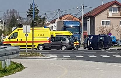 Auto završio na boku u Mlaki: Dvoje ljudi ozlijeđeno u sudaru