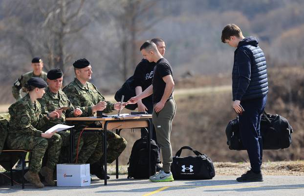 Ministar Anušić i general Kundid na prvom danu TVO-a na Slunju