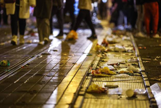 Zagreb: Ubrzo nakon završetka dočeka počelo je čišćenje trga 