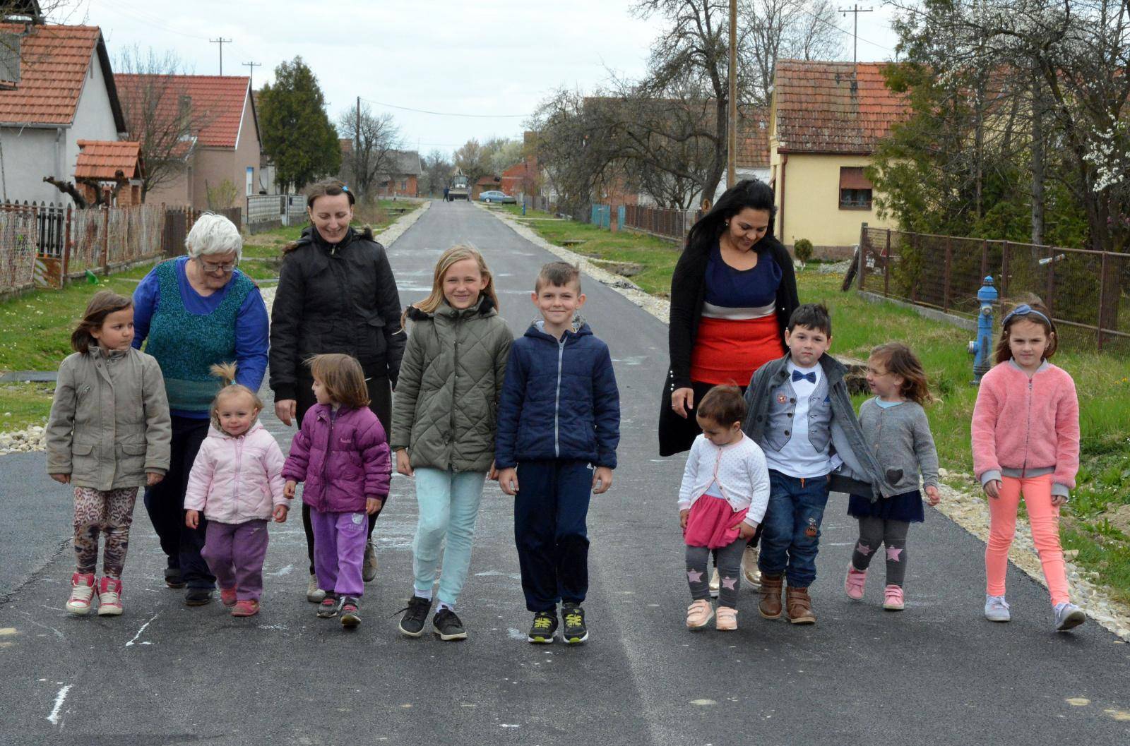 U krugu od 500 metara živi 20 djece: 'Selo nam je na dudi...'