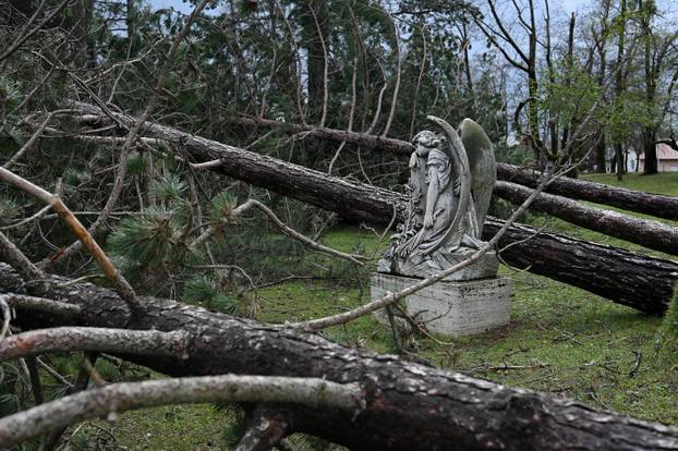 Zagreb: U nevremenu teško oštećeno gradsko groblje Mirogoj
