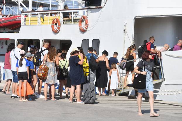 Šibenik: Spas od vru?ina mnogi su odlu?ili potražiti na otocima 