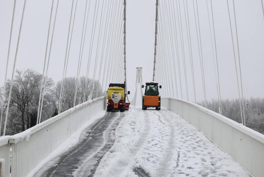 Snježni pokrivač je zabijelio je Osijek