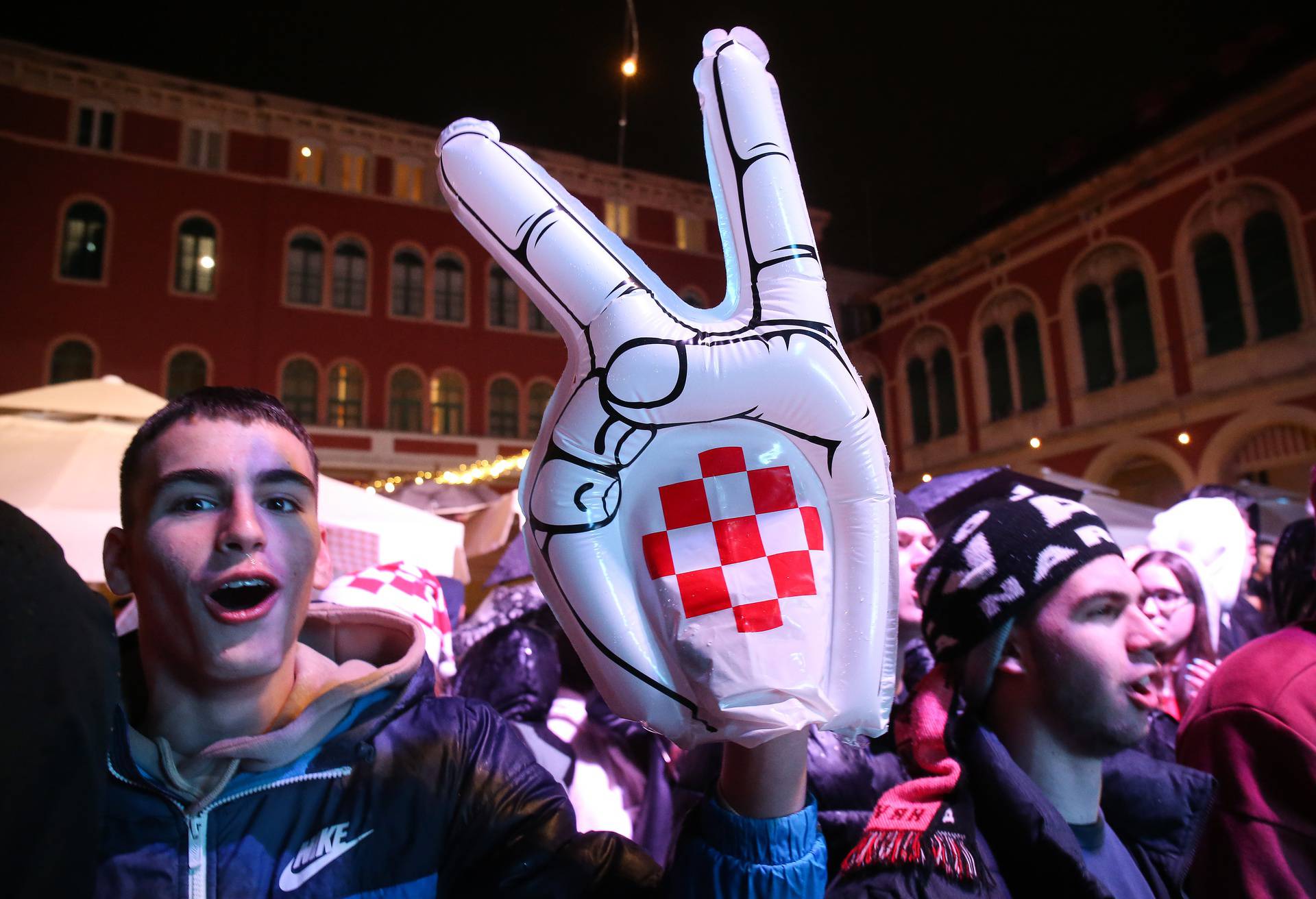 Split: Okupljeni navijači na Prokurativama prate utakmicu između Hrvatske i Argentine