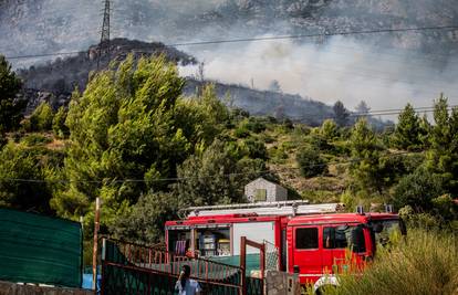 Požar u Kaštel Sućurcu  je lokaliziran, ali nije još ugašen: Vatrogasci dežuraju drugu noć