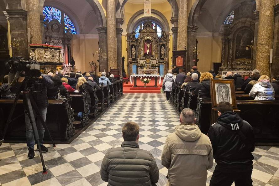 FOTO Uzinić je uspio spojiti molitelje i prosvjednike. Skupa na misi u riječkoj katedrali