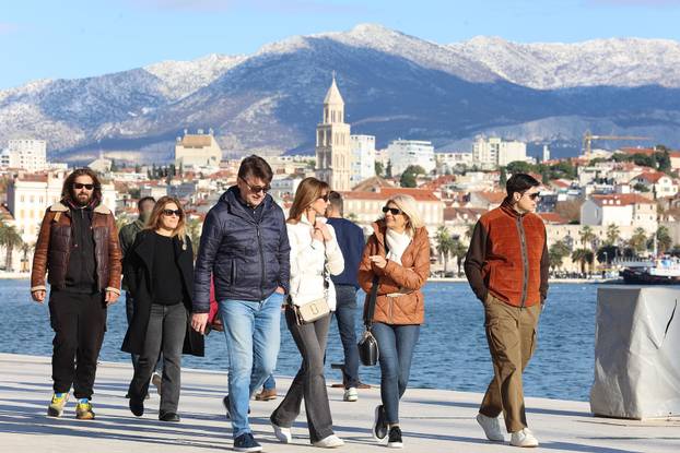 Zubato sunce u Splitu izmamilo je brojne šetače