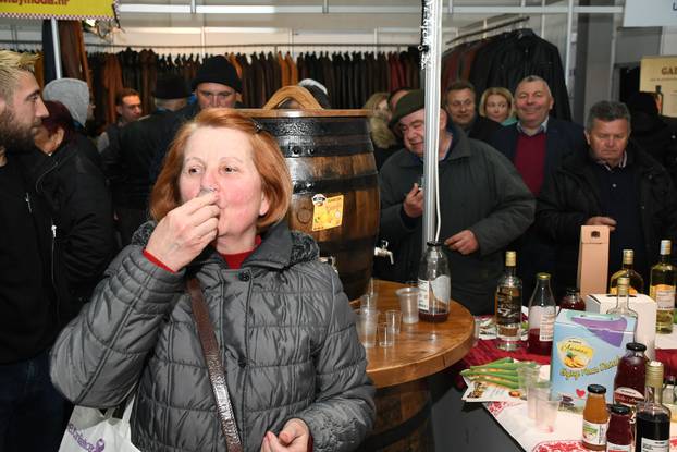 Vinska bačva, iz koje teče pet vrsta rakija, najveća je atrakcija za posjetitelje sajma u Gudovcu