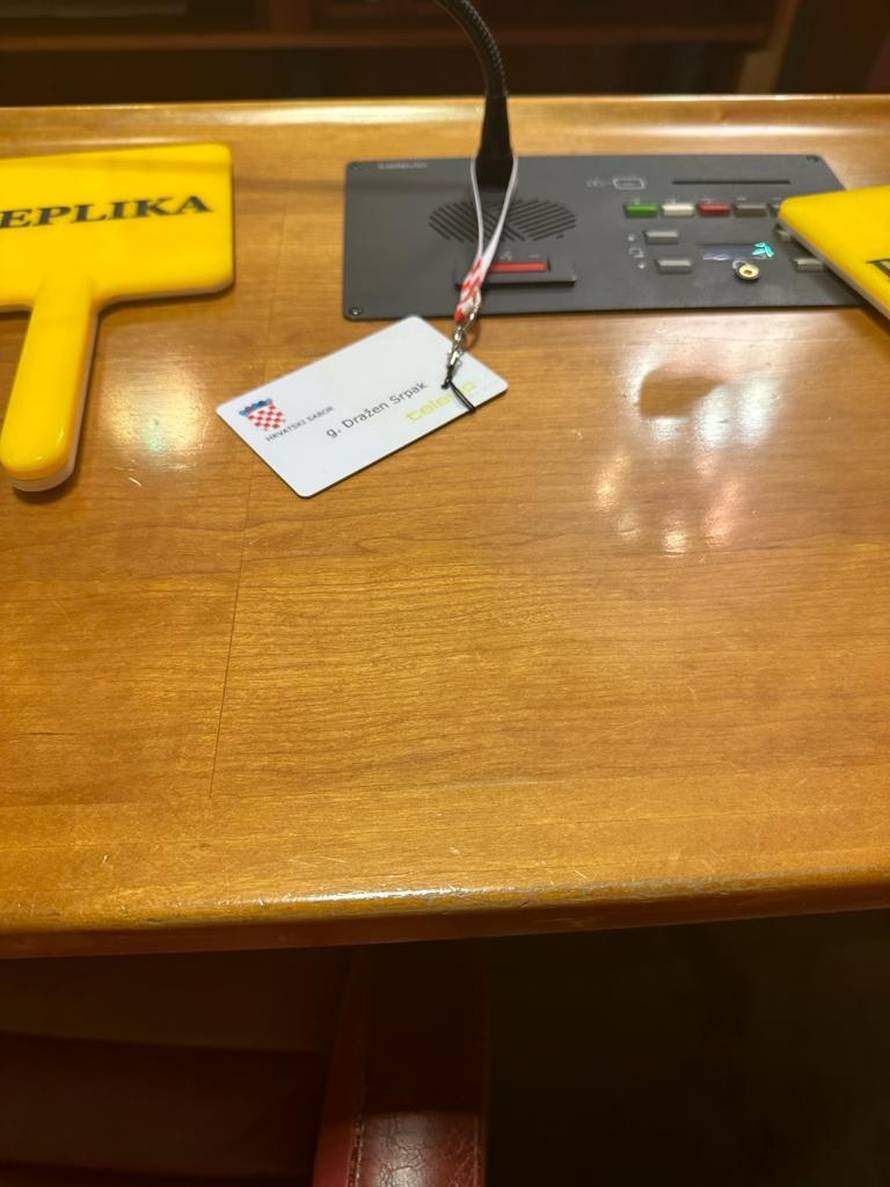 Oporba fotografirala klupe vladajućih i poručuje: Oštećenja su od ranije, jadno i smiješno