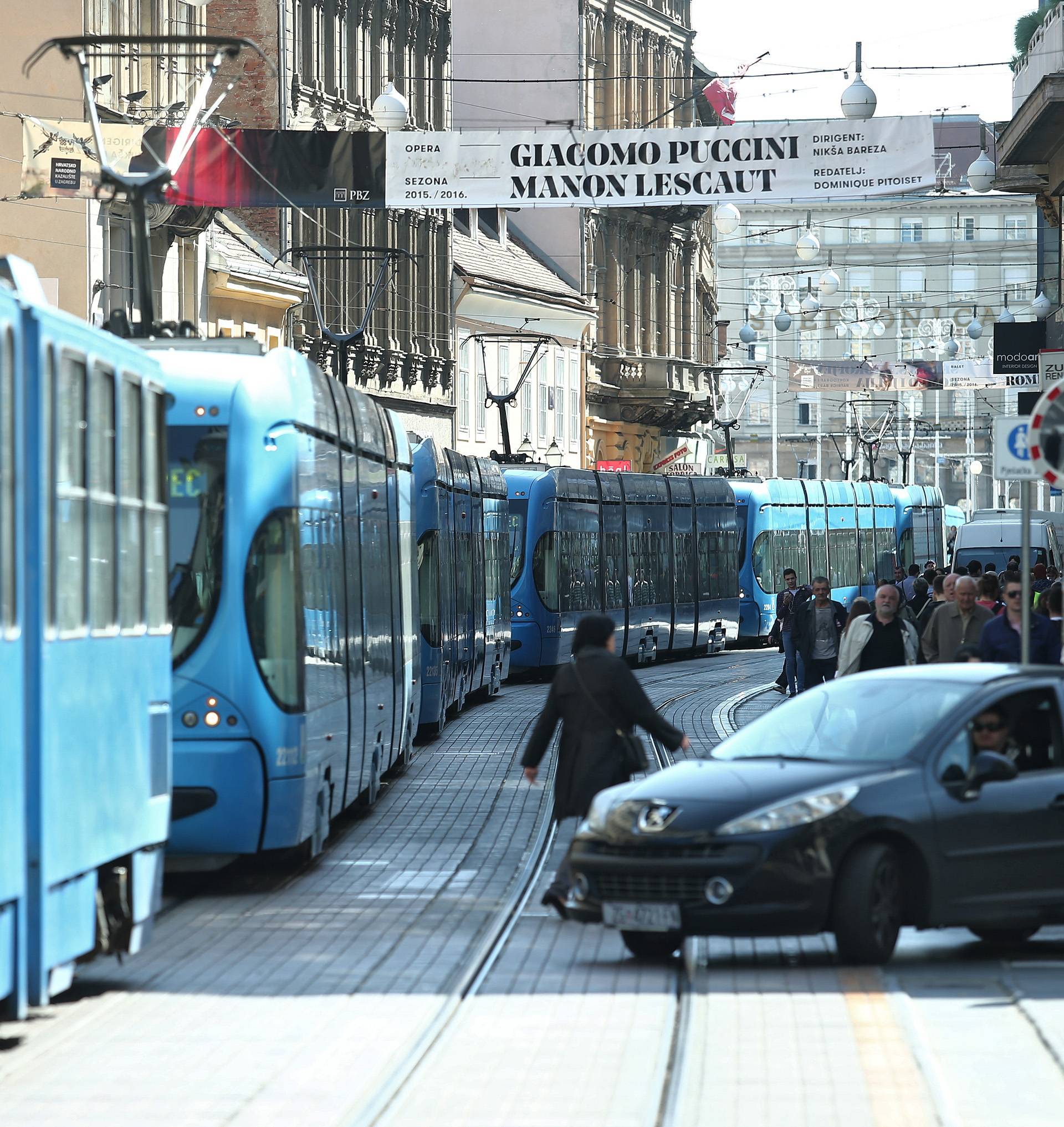 Kako mu je ovo uspjelo? Preko raskopane ulice krenuo autom