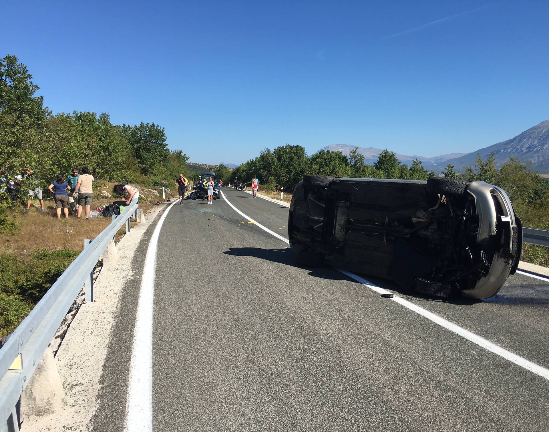 Izgubio je kontrolu, udario u kamen i prevrnuo se na krov