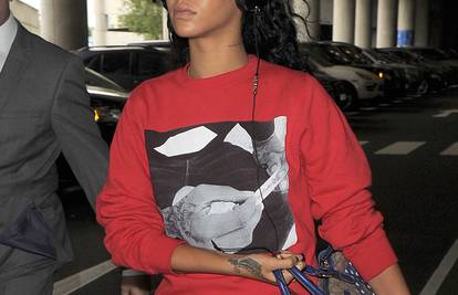 Rihanna opet poručuje da voli marihuanu, gledajte joj majicu
