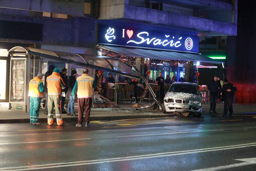 Kaos u centru Osijeka: BMW-om pokosio autobusnu stanicu, 